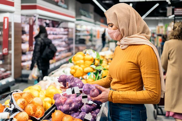 Молодая Мусульманка Защитной Маске Покупает Овощи Продуктовом Магазине — стоковое фото
