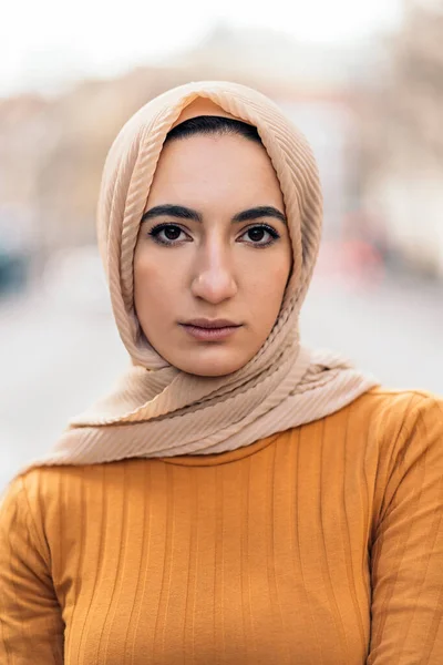 Expressivo Jovem Muçulmano Mulher Rua Vestindo Hijab Olhando Para Câmera — Fotografia de Stock