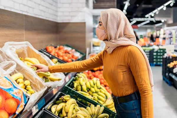 Молодая Мусульманка Защитной Маске Покупает Фрукты Продуктовом Магазине — стоковое фото