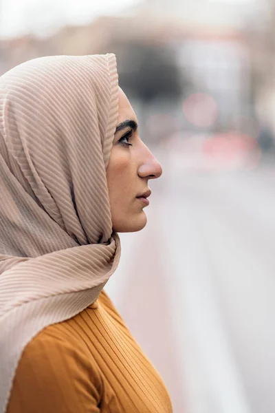 Beautiful Young Muslim Woman Standing Street Looking Front — Fotografia de Stock