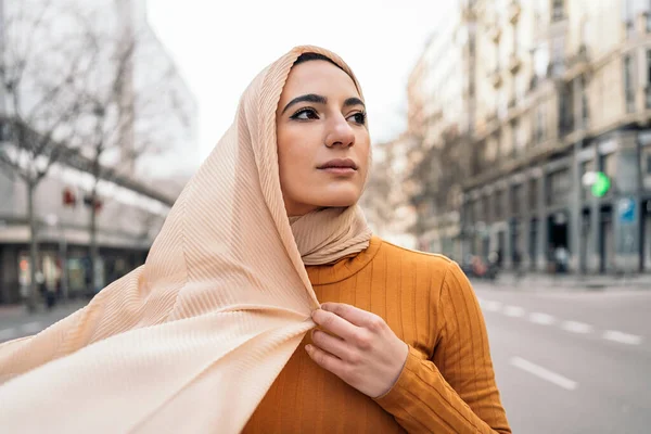 Mulher Muçulmana Muito Jovem Vestindo Lenço Cabeça Rosa Sorrindo Olhando — Fotografia de Stock