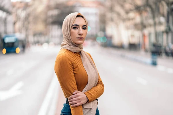 Mulher Muçulmana Bonita Jovem Rua Vestindo Hijab Olhando Para Câmera — Fotografia de Stock