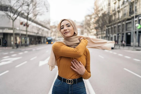 Mulher Muçulmana Muito Jovem Vestindo Lenço Cabeça Rosa Sorrindo Olhando — Fotografia de Stock