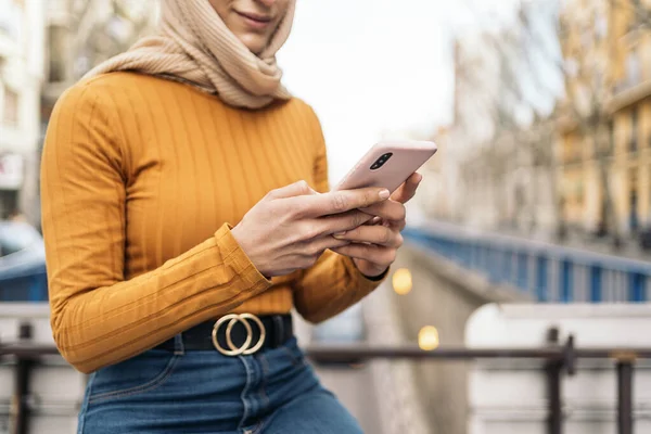 Unrecognized Young Woman Wearing Hijab Using Her Cellphone Street — Fotografia de Stock