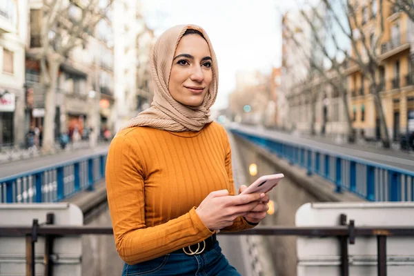 Mulher Muçulmana Muito Jovem Usando Lenço Cabeça Usando Seu Telefone — Fotografia de Stock
