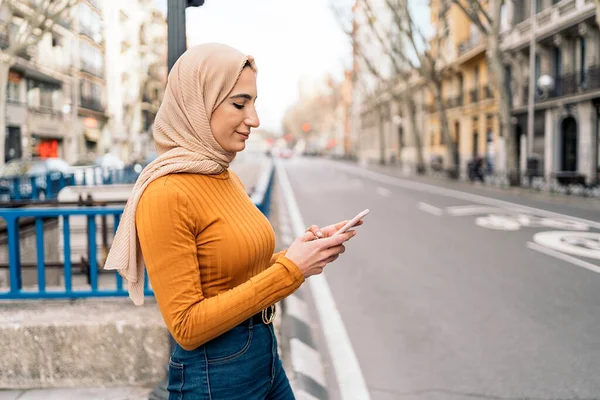 Pretty Young Muslim Woman Wearing Head Scarf Using Her Mobile — ストック写真