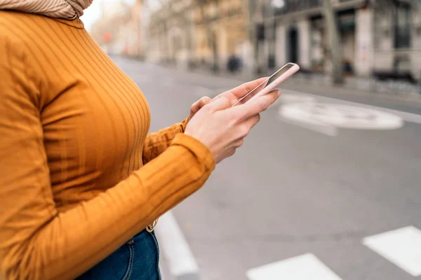 Mujer Joven Reconocida Usando Teléfono Celular Calle — Foto de Stock