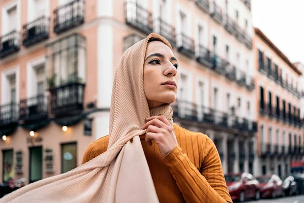 Красивая Молодая Мусульманка Стоящая Улице Хиджабе Глядя Фасад — стоковое фото