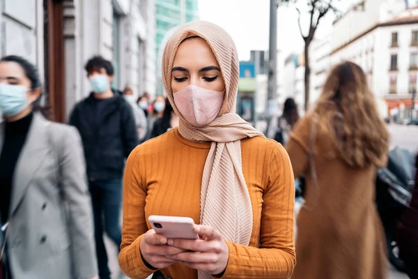 Wanita Muslim Cantik Mengenakan Masker Wajah Menggunakan Ponselnya Jalan — Stok Foto