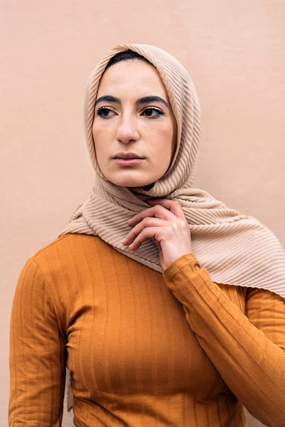 Young Muslim Woman Wearing Pink Head Scarf Posing Looking Front — Stock Photo, Image