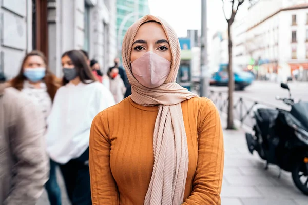 Wanita Muslim Muda Yang Ekspresif Mengenakan Masker Wajah Berdiri Jalan — Stok Foto