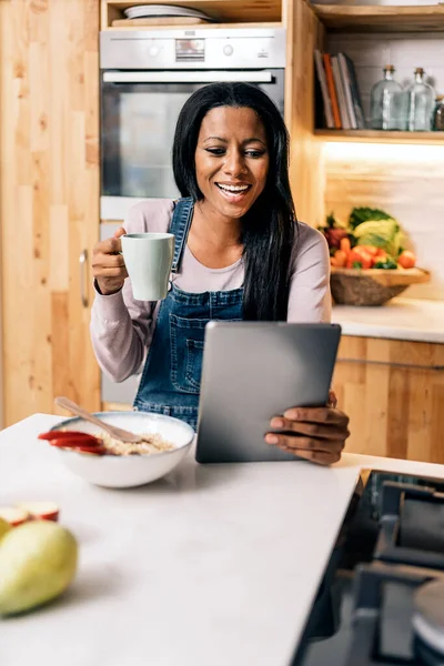 Happy Black Woman Drinking Coffee Kitchen Home Using Tablet — Stok Foto
