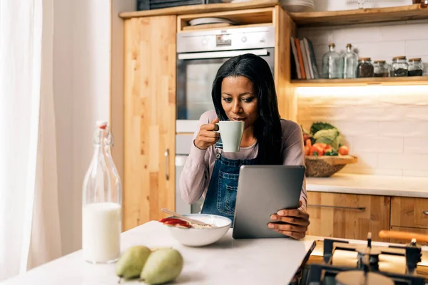 Happy Black Woman Drinking Coffee Kitchen Home Using Tablet — Stok Foto