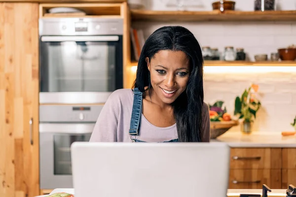 Счастливая Чернокожая Женщина Завтракает Кухне Дома Пользуется Компьютером — стоковое фото