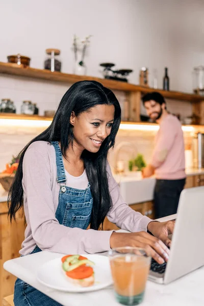 Beautiful Black Woman Using Her Laptop Kitchen While Her Boyfriend — ストック写真