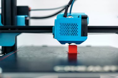 Modern 3D yazıcının havalı kırmızı tasarım baskısı stok fotoğrafı.