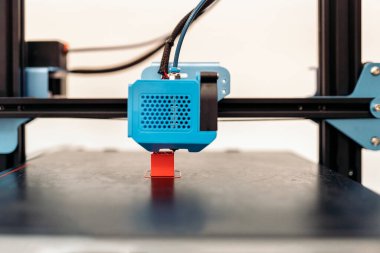 Modern 3D yazıcının havalı kırmızı tasarım baskısı stok fotoğrafı.