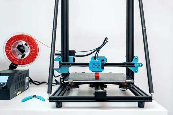 Modern 3D yazıcının havalı kırmızı tasarım baskısı stok fotoğrafı.