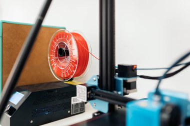 Mavi ve kırmızı kablo ile modern üç dimesional yazıcı parçalarının stok fotoğrafı.