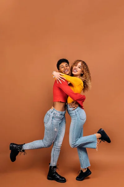 Stock Photo Cheerful Afro Women Hugging Each Other Studio Shot — Stockfoto