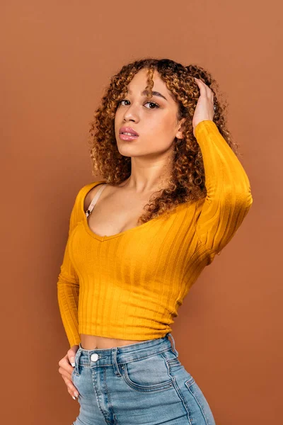 Stock Photo Attractive Young Woman Posing Studio Shot Brown Background — 스톡 사진