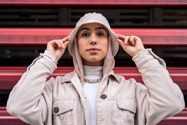 Beautiful Muslim Woman Wearing Head Scarf Posing Looking Camera Street — Stok Foto