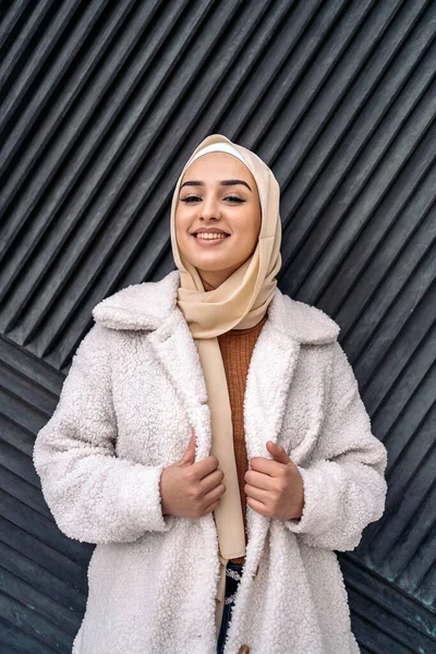 Smiley Muslim Woman Wearing Head Scarf Posing Looking Camera Street — Fotografia de Stock