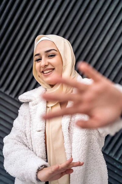 Smiley Muslim Woman Wearing Head Scarf Posing Looking Camera Street — Fotografia de Stock