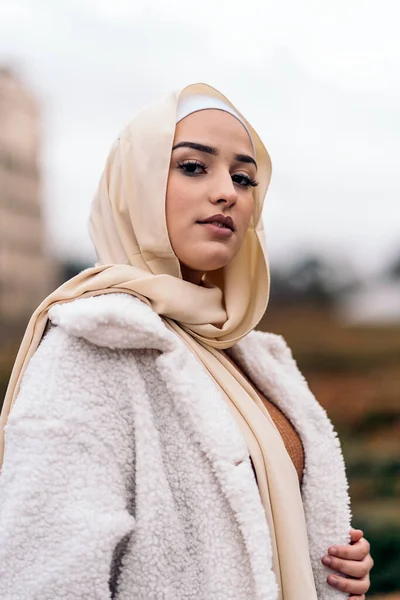 Beautiful Muslim Woman Wearing Head Scarf Posing Looking Camera Street — Fotografia de Stock