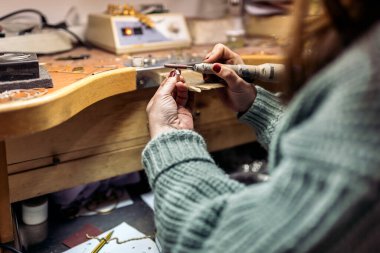 Mücevher atölyesinde çalışan tanınmayan bir kadının stok fotoğrafı..