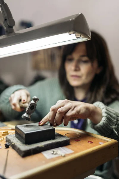 Stock Photo Concentrated Woman Using Hammer Jewelry Workshop — Foto de Stock