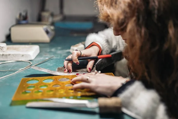Stock Photo Faceless Woman Working Jewelry Workshop — 图库照片