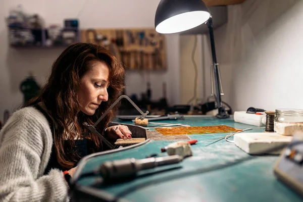 Stock Photo Concentrated Woman Working Jewelry Workshop — ストック写真