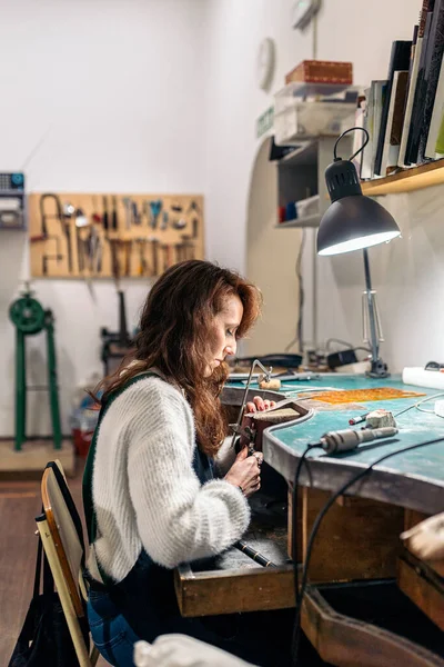 Stock Photo Concentrated Woman Working Jewelry Workshop — Fotografia de Stock