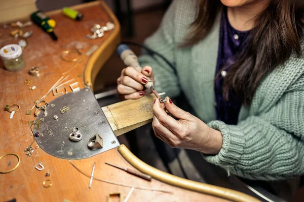 Stock Photo Unrecognized Woman Working Jewelry Workshop — Foto de Stock