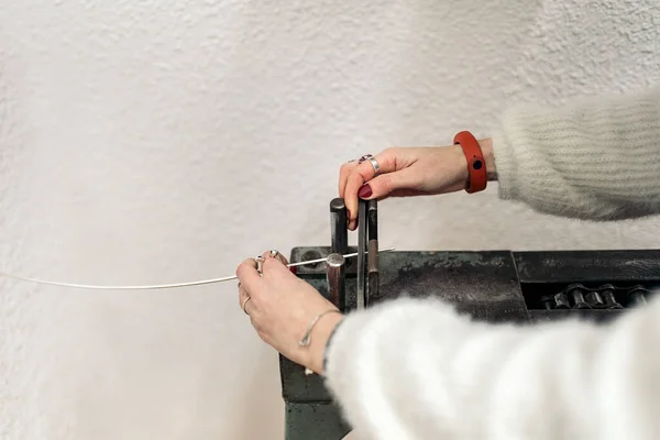 Unrecognized Craftswoman Working Using Special Machine Jewelry Workshop — Stok Foto