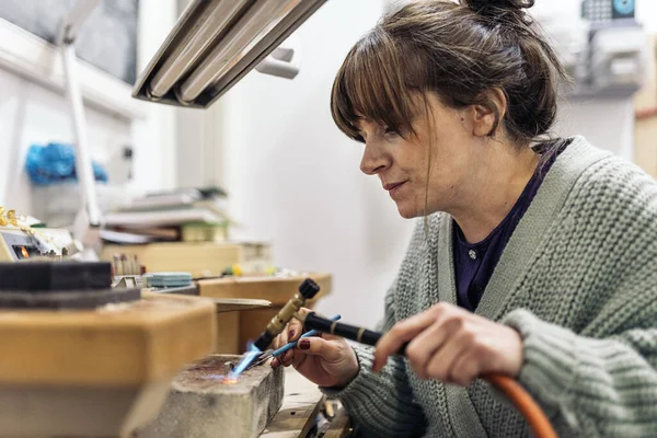 Concentrated Craftswoman Using Blowtorch Jewelry Workshop — Fotografia de Stock