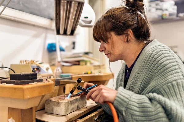 Stock Photo Concentrated Woman Using Blowtorch Jewelry Workshop — ストック写真