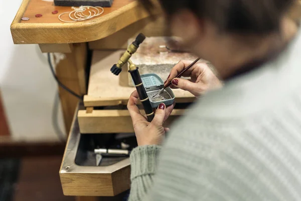 Concentrated Craftswoman Using Blowtorch Jewelry Workshop — 스톡 사진