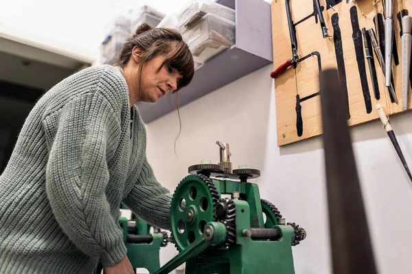 Concentrated Craftswoman Working Using Special Machine Jewelry Workshop — Fotografia de Stock