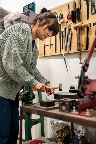 Stock Photo Concentrated Woman Using Hammer Jewelry Workshop — Fotografia de Stock