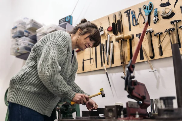 Concentrated Craftswoman Working Using Hammer Jewelry Workshop — ストック写真