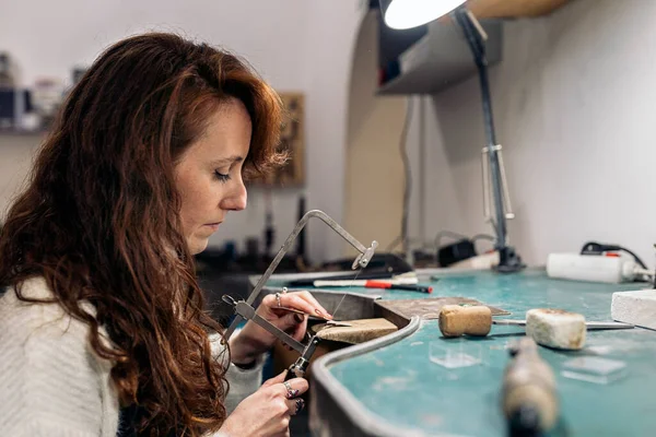 Stock Photo Focused Woman Working Jewelry Workshop — Foto de Stock