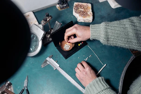 Unrecognized Craftswoman Working Jewelry Workshop — 스톡 사진