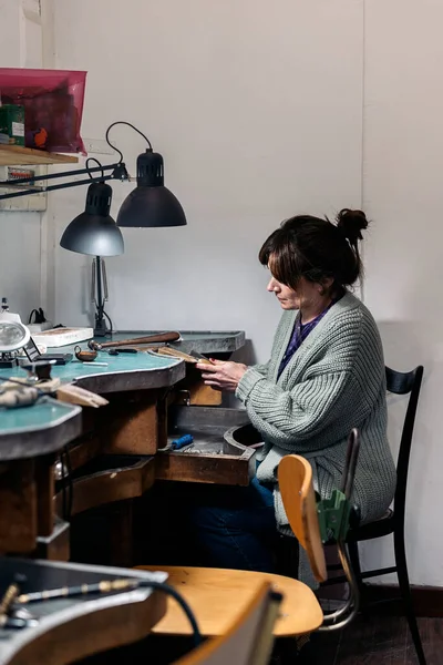 Focused Adult Craftswoman Working Jewelry Atelier — Fotografia de Stock