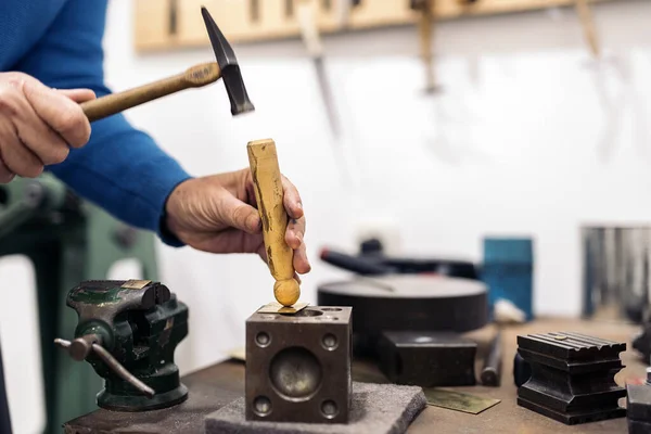 Unrecognized Woman Using Hammer Jewelry Workshop — Stock fotografie