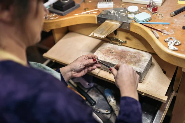 Unrecognized Woman Using Tools Jewelry Workshop — Stock fotografie