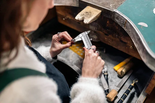 Unrecognized Woman Using Tools Jewelry Workshop — Foto de Stock