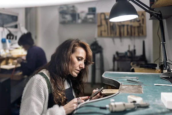 Focused Adult Woman Working Jewelry Workshop — ストック写真