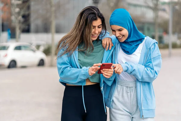 Active Muslim Girl Her Friend Walking Street Using Mobile Phone — ストック写真